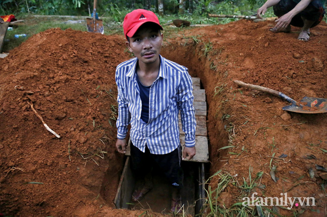CẬN CẢNH: Quả đồi bị xé toạc làm đôi và nước mắt người Quảng Nam dưới lớp đất đá tại hiện trường vụ sạt lở kinh hoàng-8