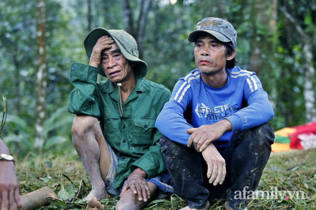 CẬN CẢNH: Quả đồi bị xé toạc làm đôi và nước mắt người Quảng Nam dưới lớp đất đá tại hiện trường vụ sạt lở kinh hoàng-9
