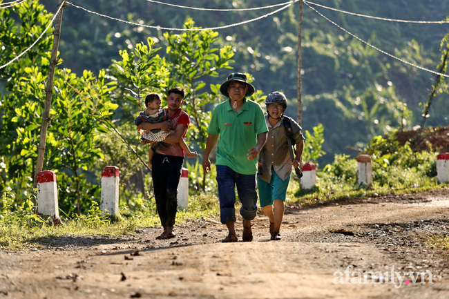 CẬN CẢNH: Quả đồi bị xé toạc làm đôi và nước mắt người Quảng Nam dưới lớp đất đá tại hiện trường vụ sạt lở kinh hoàng-11