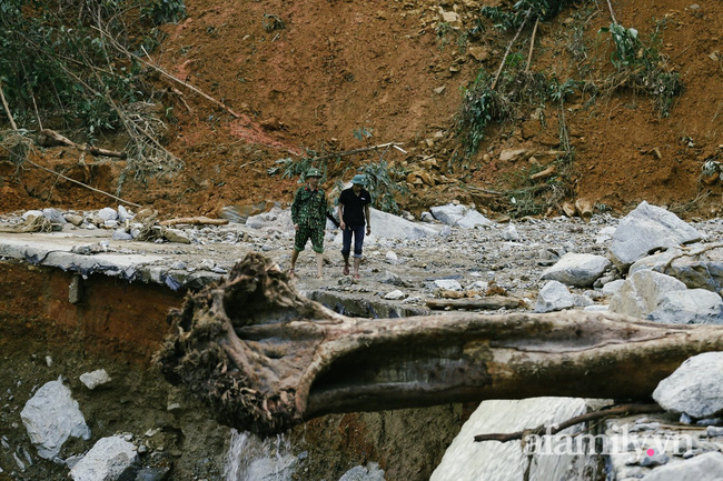 CẬN CẢNH: Quả đồi bị xé toạc làm đôi và nước mắt người Quảng Nam dưới lớp đất đá tại hiện trường vụ sạt lở kinh hoàng-3