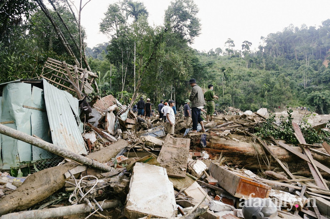 CẬN CẢNH: Quả đồi bị xé toạc làm đôi và nước mắt người Quảng Nam dưới lớp đất đá tại hiện trường vụ sạt lở kinh hoàng-4
