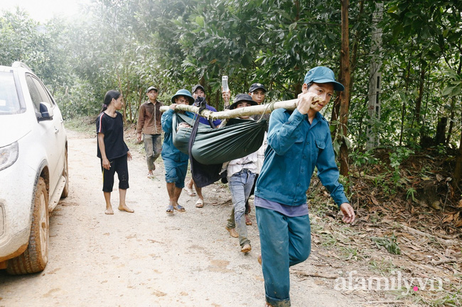 CẬN CẢNH: Quả đồi bị xé toạc làm đôi và nước mắt người Quảng Nam dưới lớp đất đá tại hiện trường vụ sạt lở kinh hoàng-12