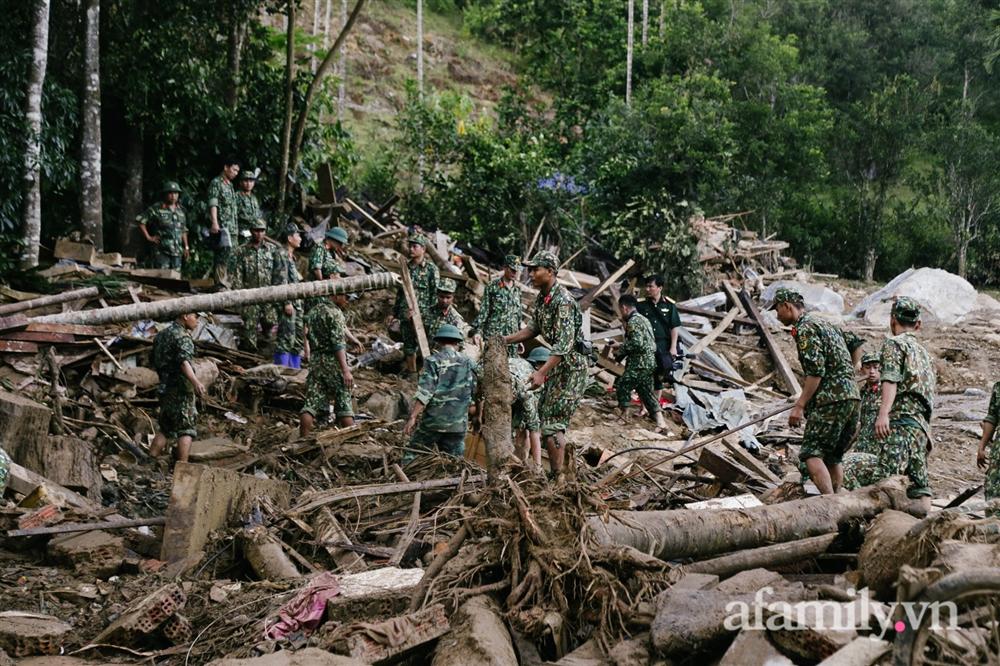 CẬN CẢNH: Quả đồi bị xé toạc làm đôi và nước mắt người Quảng Nam dưới lớp đất đá tại hiện trường vụ sạt lở kinh hoàng-13