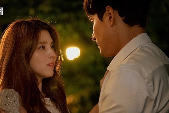 Ngày ra tòa, chồng thở phào nhẹ nhõm: “Thoát được cô là cái phúc của tôi”, ai ngờ tình thế lật ngược hoàn toàn vào một đêm mưa gió 3 năm sau