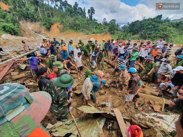 Tang thương bao trùm xóm nhỏ nơi vụ sạt lở khiến cả làng bị vùi lấp: Mẹ mua sữa về, con ở đâu rồi...?-1