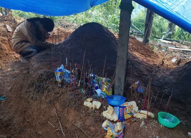 Nữ sinh Trà Leng gục khóc bên mộ của cha, mẹ-1