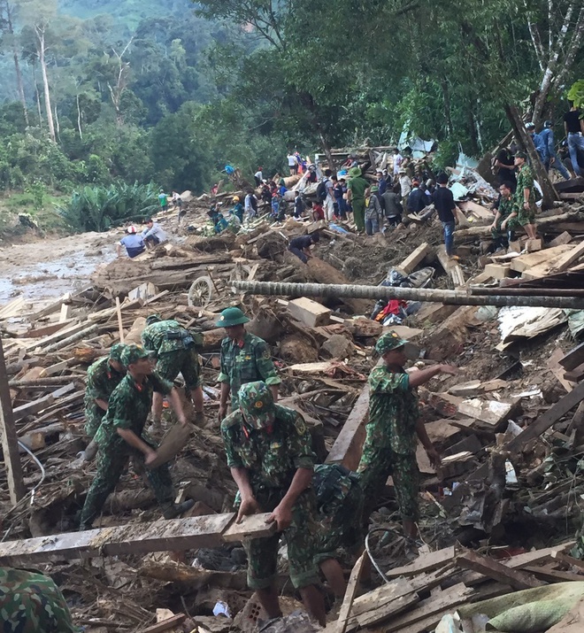 Nữ sinh Trà Leng gục khóc bên mộ của cha, mẹ-2