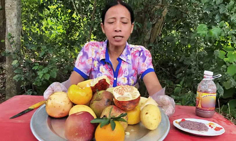 Bà Lý Vlog - Bản sao lỗi của bà Tân Vlog liên tục bị dân mạng chỉ trích: Ăn hoa quả chấm mắm tôm, nấu nướng mất vệ sinh, ngồi ăn ở bãi đất đá lem nhem bẩn-1