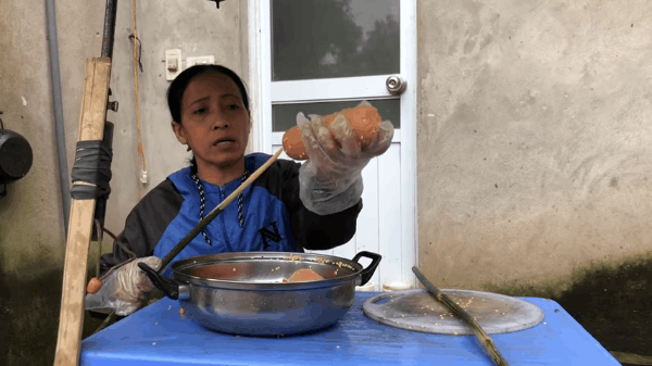 Bà Lý Vlog - Bản sao lỗi của bà Tân Vlog liên tục bị dân mạng chỉ trích: Ăn hoa quả chấm mắm tôm, nấu nướng mất vệ sinh, ngồi ăn ở bãi đất đá lem nhem bẩn-7