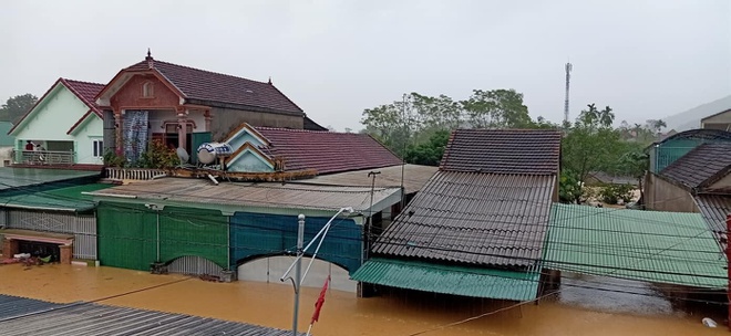 Nước lũ chạm mái nhà ở Nghệ An-1