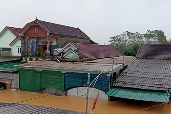 Nước lũ chạm mái nhà ở Nghệ An