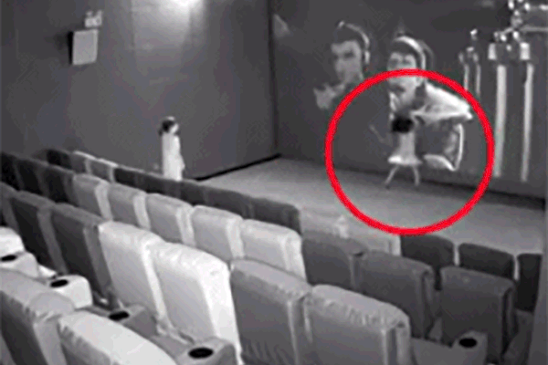 2 bé gái đá liên tiếp vào màn hình rạp chiếu phim gây thiệt hại cả trăm triệu đồng, nhưng vẫn chưa là gì so với cách hành xử của người mẹ