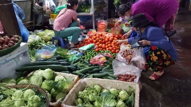 Rau xanh tăng giá: Một bữa cơm tiền rau ngang bằng tiền mua thịt, cá-3