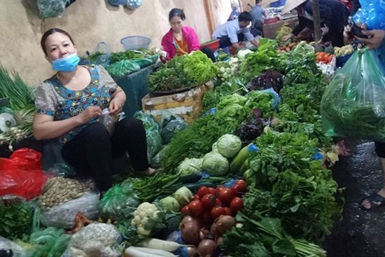Rau xanh tăng giá: Một bữa cơm tiền rau ngang bằng tiền mua thịt, cá