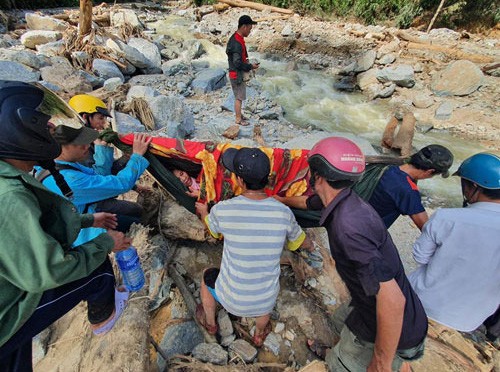 Sạt lở đất ở Quảng Nam: Còn 24 người mất tích, đã tìm thấy 21 thi thể, trời mưa trở lại-1