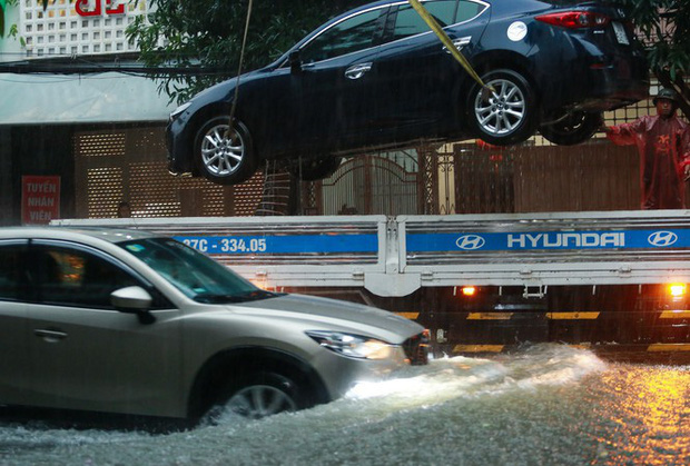 Mưa lớn gây lụt trong đêm, các địa phương tức tốc thông báo cho học sinh nghỉ học-1