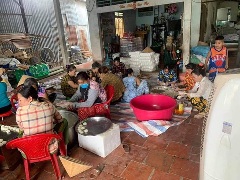 Người miền Tây lại nghĩ ra sáng kiến mới, chiên cơm cháy chà bông để được lâu ngày, đóng hộp cẩn thận gửi đồng bào miền Trung ăn lấy thảo chút đặc sản quê nhà-2