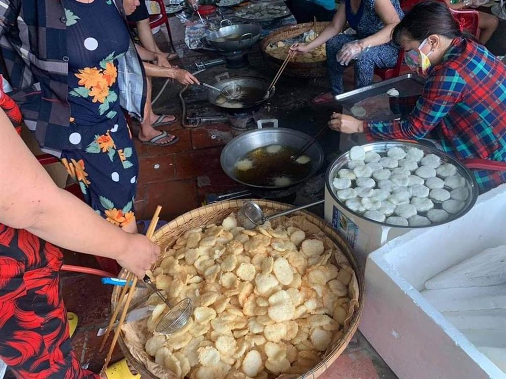 Người miền Tây lại nghĩ ra sáng kiến mới, chiên cơm cháy chà bông để được lâu ngày, đóng hộp cẩn thận gửi đồng bào miền Trung ăn lấy thảo chút đặc sản quê nhà-5