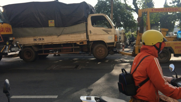 Tài xế tử vong khi đang nằm dưới gầm xe tải sửa chữa ở trung tâm Sài Gòn-1