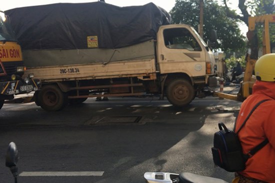 Tài xế tử vong khi đang nằm dưới gầm xe tải sửa chữa ở trung tâm Sài Gòn