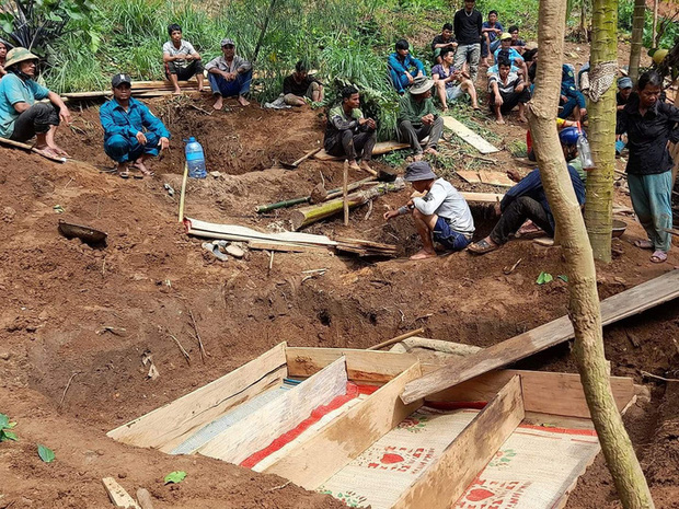 Vụ sạt lở kinh hoàng khiến 8 người tử vong ở Trà Vân: 4 người trong 1 gia đình đều tử nạn, hình ảnh nấm mồ chung khiến nhiều người xót xa-1