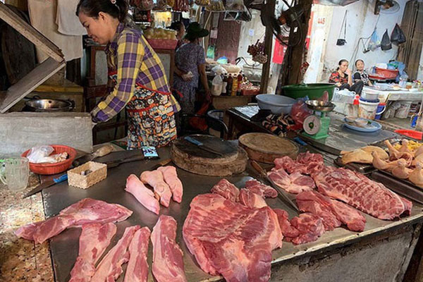 Giá lợn hơi lao dốc, thịt lợn ngoài chợ bao giờ mới rẻ?-3