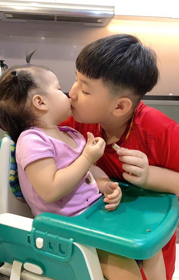Lê Phương đăng ảnh các con tình cảm, nhiều người vội vào can ngăn bởi hành động có phần nhạy cảm giống bố con nhà Beckham-2