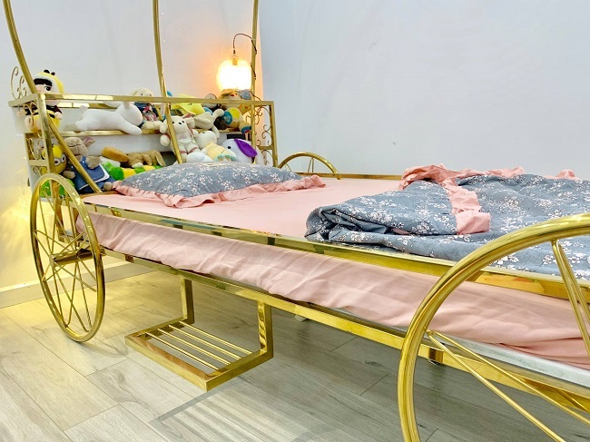 Ông bố trẻ chơi lớn, chi 50 triệu làm giường bí ngô mạ vàng tặng con dịp Halloween-2