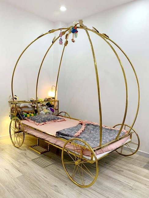 Ông bố trẻ chơi lớn, chi 50 triệu làm giường bí ngô mạ vàng tặng con dịp Halloween-3