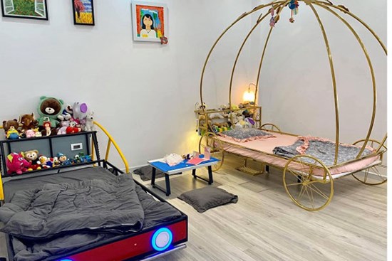 Ông bố trẻ chơi lớn, chi 50 triệu làm giường bí ngô mạ vàng tặng con dịp Halloween