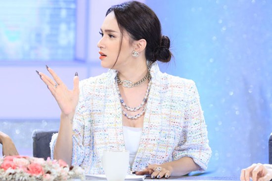 Làn sóng tẩy chay Hương Giang ngày càng dữ dội, khán giả tấn công show Chị em chúng mình, đòi thay người vì không thích nghe đạo lý