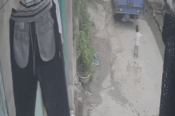 Phát hiện thanh niên nghi ăn trộm cố thủ trên nóc WC, cả xóm trọ mang gậy gộc quây bắt: Tao đếm đến ba mày không xuống là tao cho viên gạch đấy-3