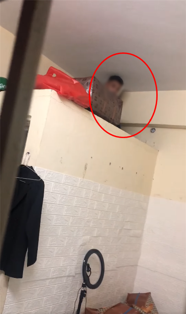 Phát hiện thanh niên nghi ăn trộm cố thủ trên nóc WC, cả xóm trọ mang gậy gộc quây bắt: Tao đếm đến ba mày không xuống là tao cho viên gạch đấy-1