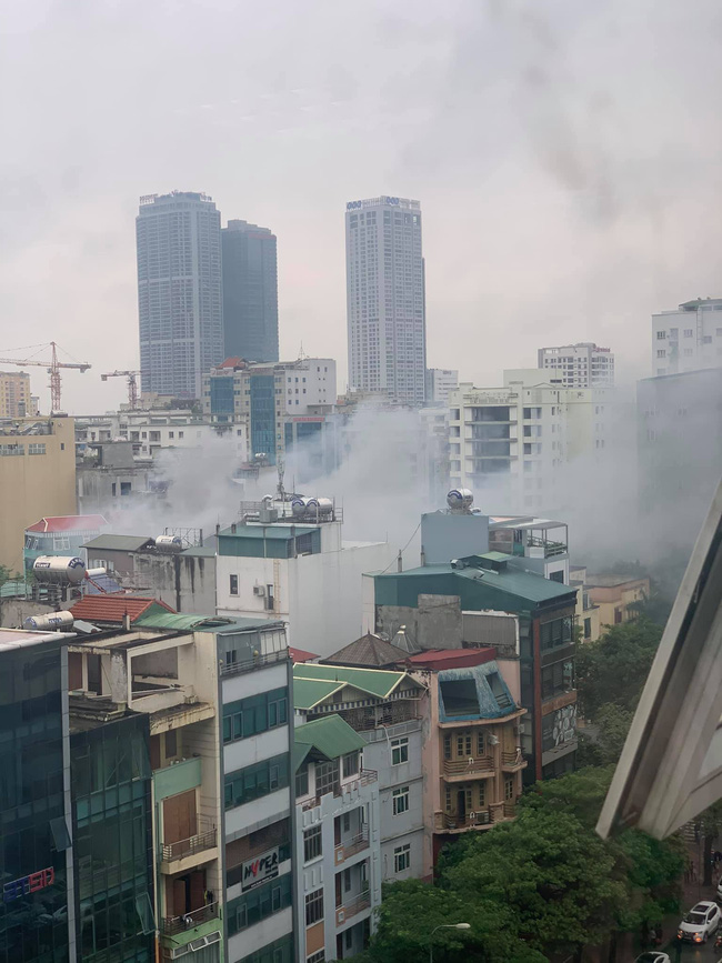 Hà Nội: Cháy quán lẩu trên đường Dịch Vọng Hậu, giao thông tê liệt giờ tan tầm-1