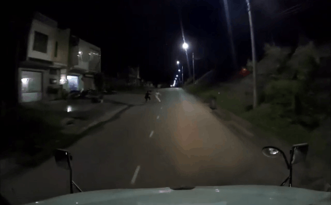 CLIP: Lao ra trước đầu xe container, cô gái bị cánh tay đàn ông kéo giật vào lề đường-1