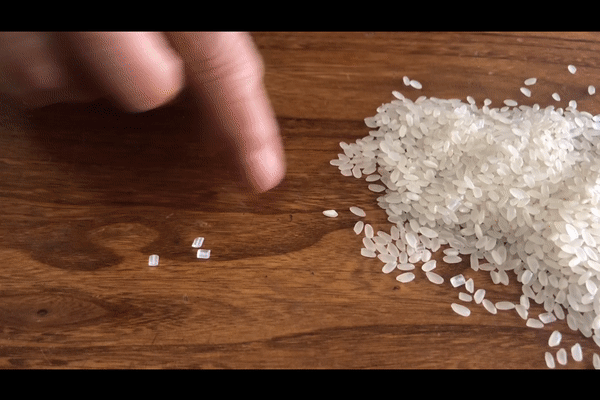 Nghi vấn hạt nhựa lạ lẫn trong túi gạo của Trung Quốc: Lưu ý khi mua gạo, bà nội trợ nào cũng cần biết