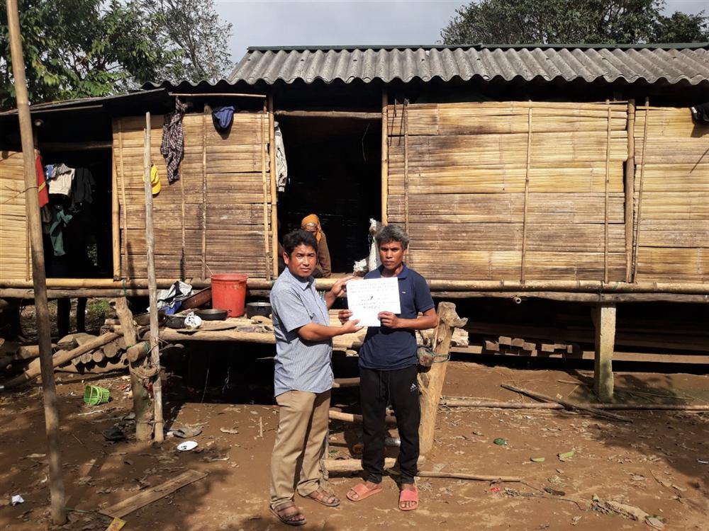 Vụ 10 triệu đồng bỏ quên trong áo quần cứu trợ: Tặng lại số tiền cho người đàn ông nghèo-1