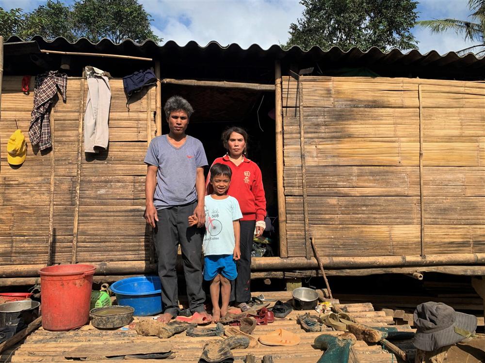 Vụ 10 triệu đồng bỏ quên trong áo quần cứu trợ: Tặng lại số tiền cho người đàn ông nghèo-2