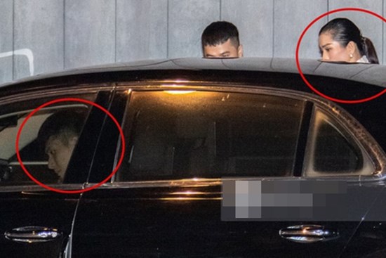 Có một chàng trai trẻ ngồi trên ghế lái chở Lệ Quyên ra về, không ai khác chính là Lâm Bảo Châu.