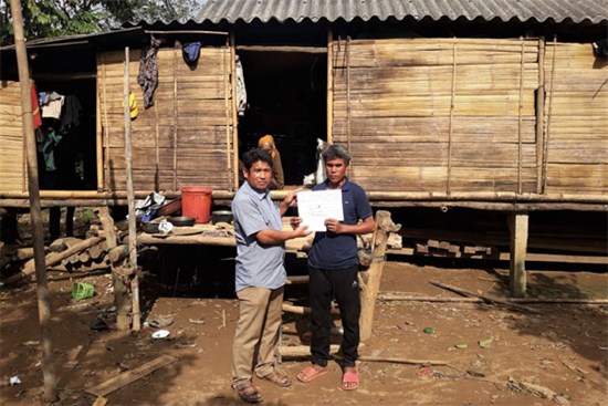 Vụ 10 triệu đồng bỏ quên trong áo quần cứu trợ: Tặng lại số tiền cho người đàn ông nghèo