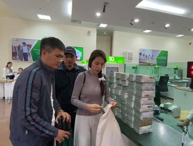 Thủy Tiên lên tiếng về vụ cán bộ thôn thu lại 400 triệu đồng cứu trợ, làm rõ chuyện bà con chê bánh chưng gây xôn xao-2