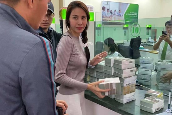 Thủy Tiên lên tiếng về vụ cán bộ thôn thu lại 400 triệu đồng cứu trợ, làm rõ chuyện bà con chê bánh chưng gây xôn xao