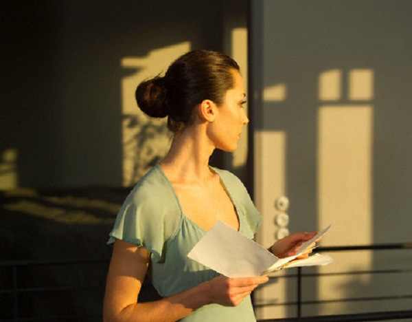 Ngày tái hôn, vợ cũ gửi đến 1 bức thư nhưng được chồng cũ cất trong ngăn kéo, 2 tháng sau mở ra anh khụy xuống vì thứ bên trong-2