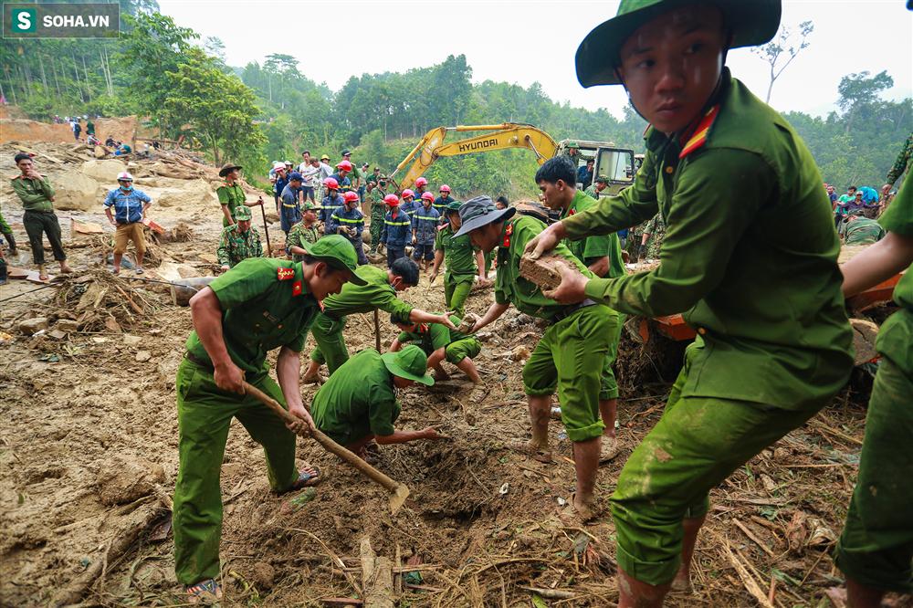 Dân làng khóc nghẹn khi tìm thấy bé trai 10 tháng tuổi dưới lớp bùn đất vụ sạt lở ở Trà Leng-2
