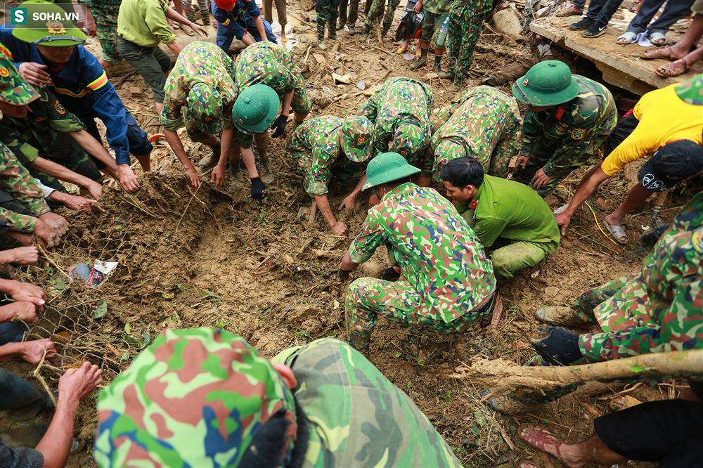 Dân làng khóc nghẹn khi tìm thấy bé trai 10 tháng tuổi dưới lớp bùn đất vụ sạt lở ở Trà Leng-6