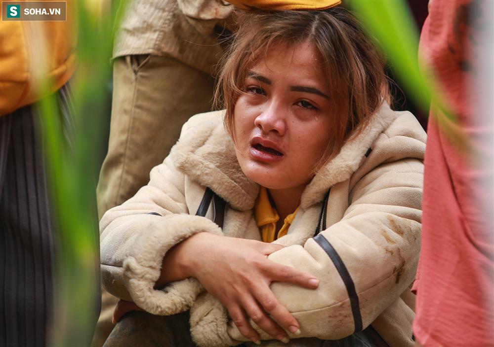 Dân làng khóc nghẹn khi tìm thấy bé trai 10 tháng tuổi dưới lớp bùn đất vụ sạt lở ở Trà Leng-10