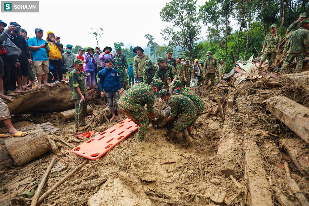 Dân làng khóc nghẹn khi tìm thấy bé trai 10 tháng tuổi dưới lớp bùn đất vụ sạt lở ở Trà Leng-13
