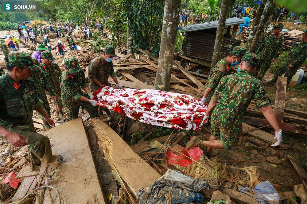 Dân làng khóc nghẹn khi tìm thấy bé trai 10 tháng tuổi dưới lớp bùn đất vụ sạt lở ở Trà Leng-14