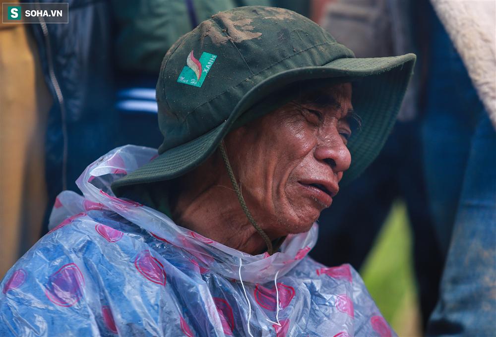 Dân làng khóc nghẹn khi tìm thấy bé trai 10 tháng tuổi dưới lớp bùn đất vụ sạt lở ở Trà Leng-15