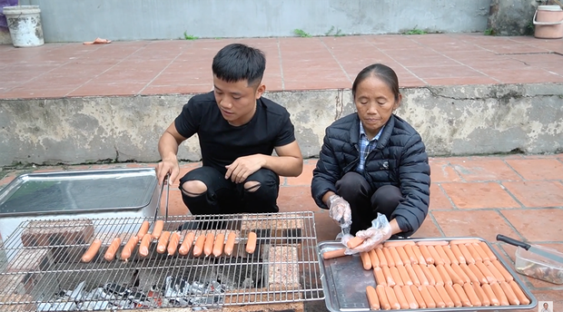 Bà Tân Vlog bỗng được khen ngợi vì cách nướng xúc xích phô mai cực thông minh, đúng là trong cái khó ló cái khôn-1